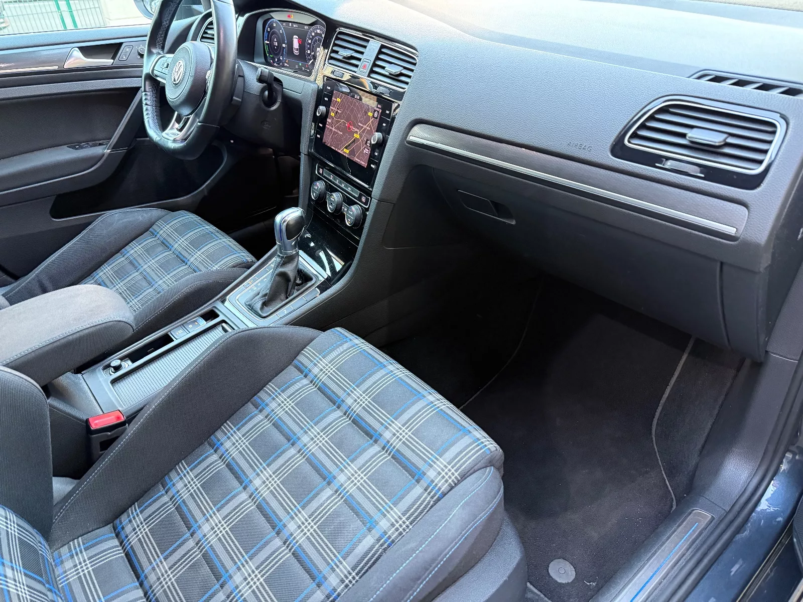 Photo de VOLKSWAGEN GOLF