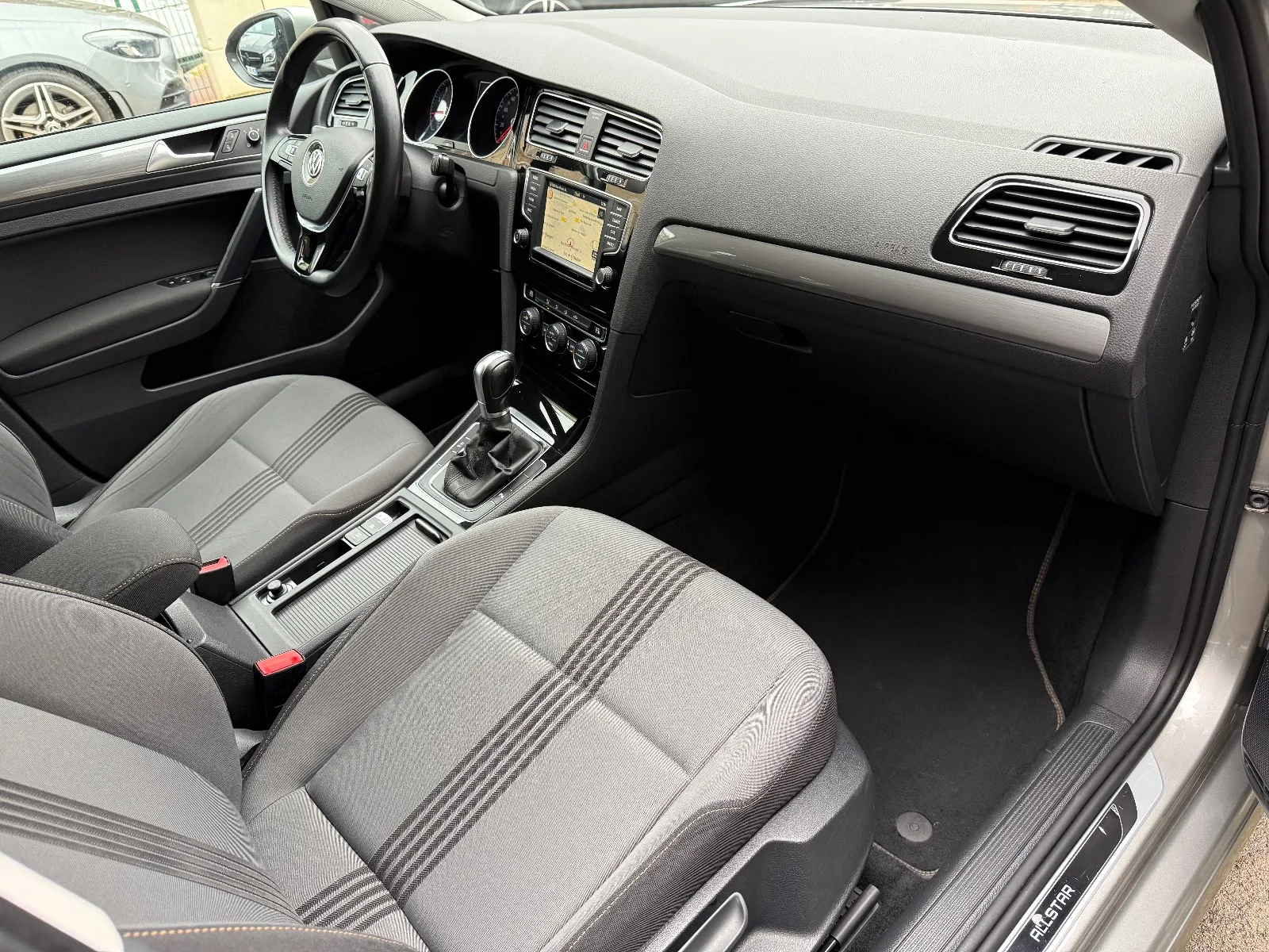 Photo de VOLKSWAGEN GOLF