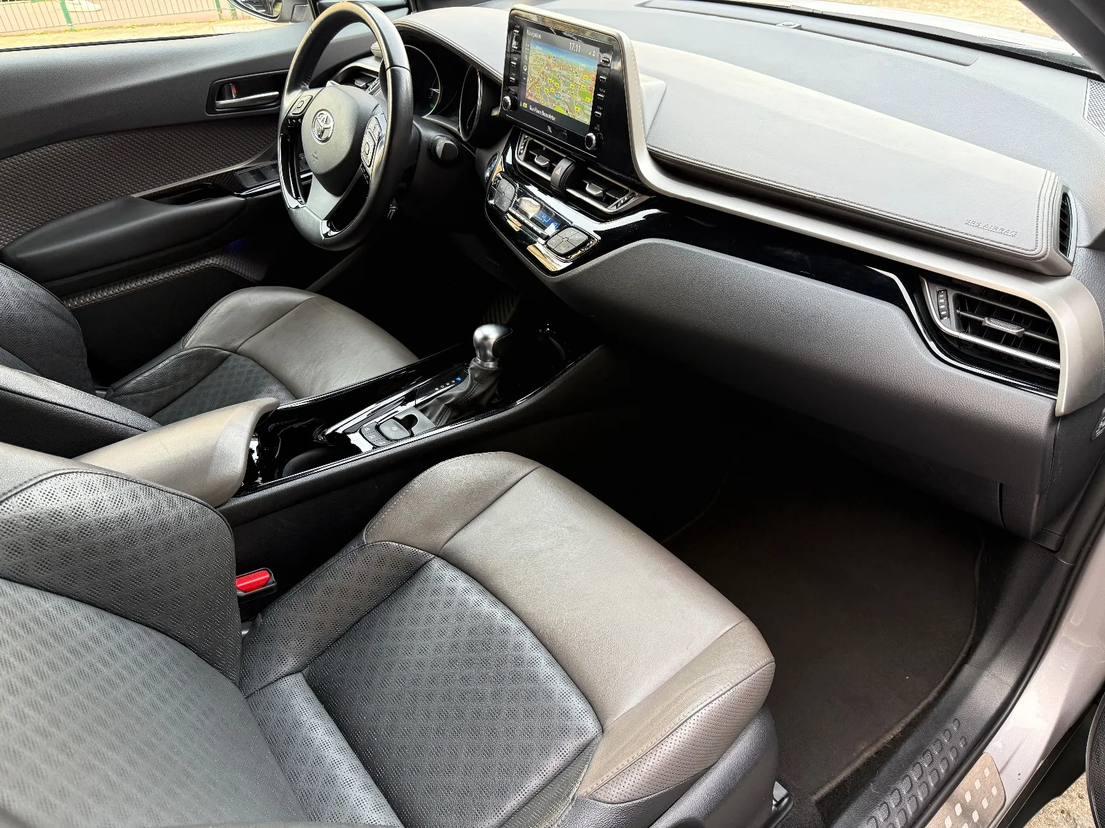 Photo de TOYOTA C-HR HYBRIDE MY22