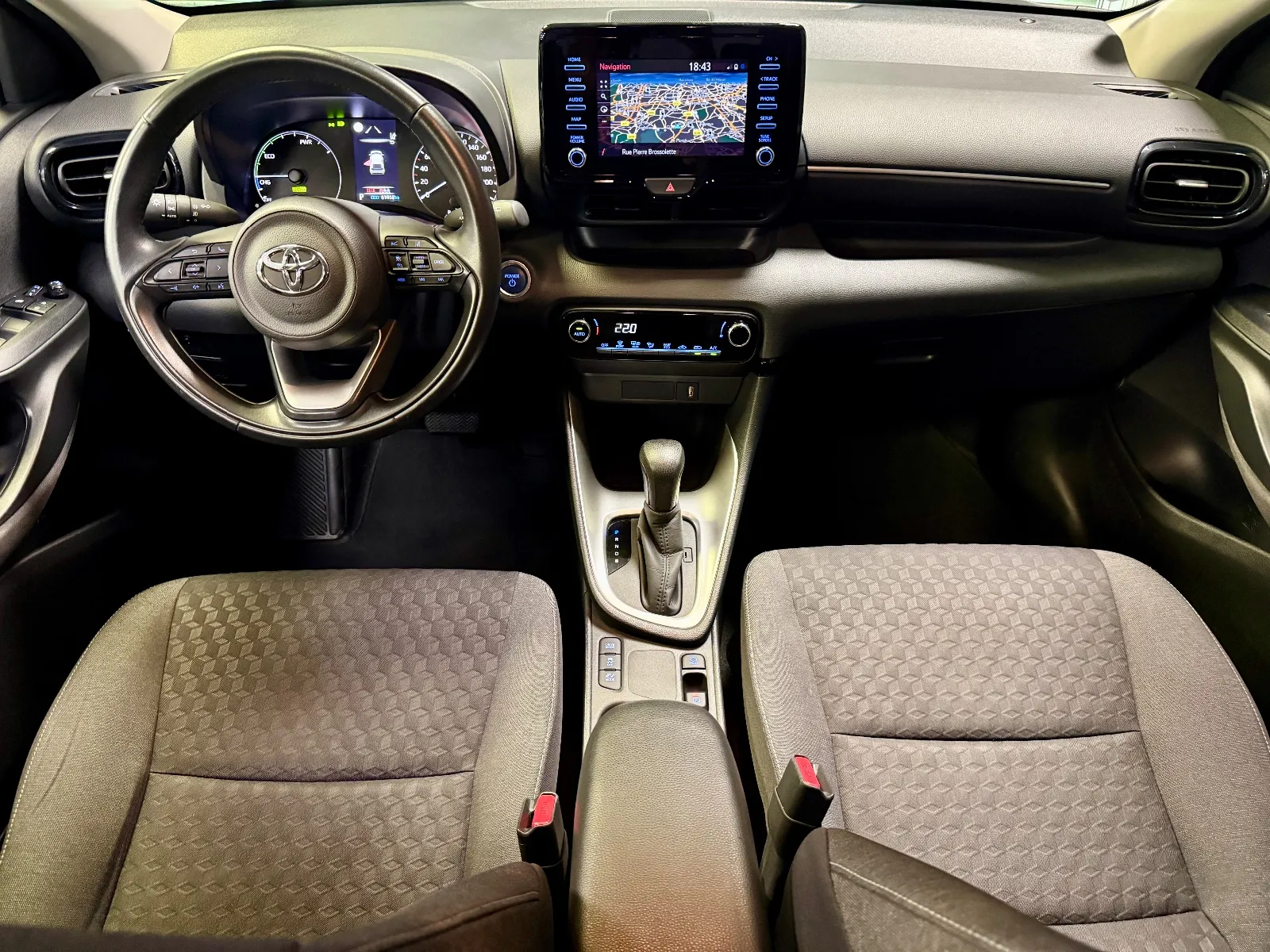 Photo de TOYOTA YARIS PRO HYBRIDE MY22