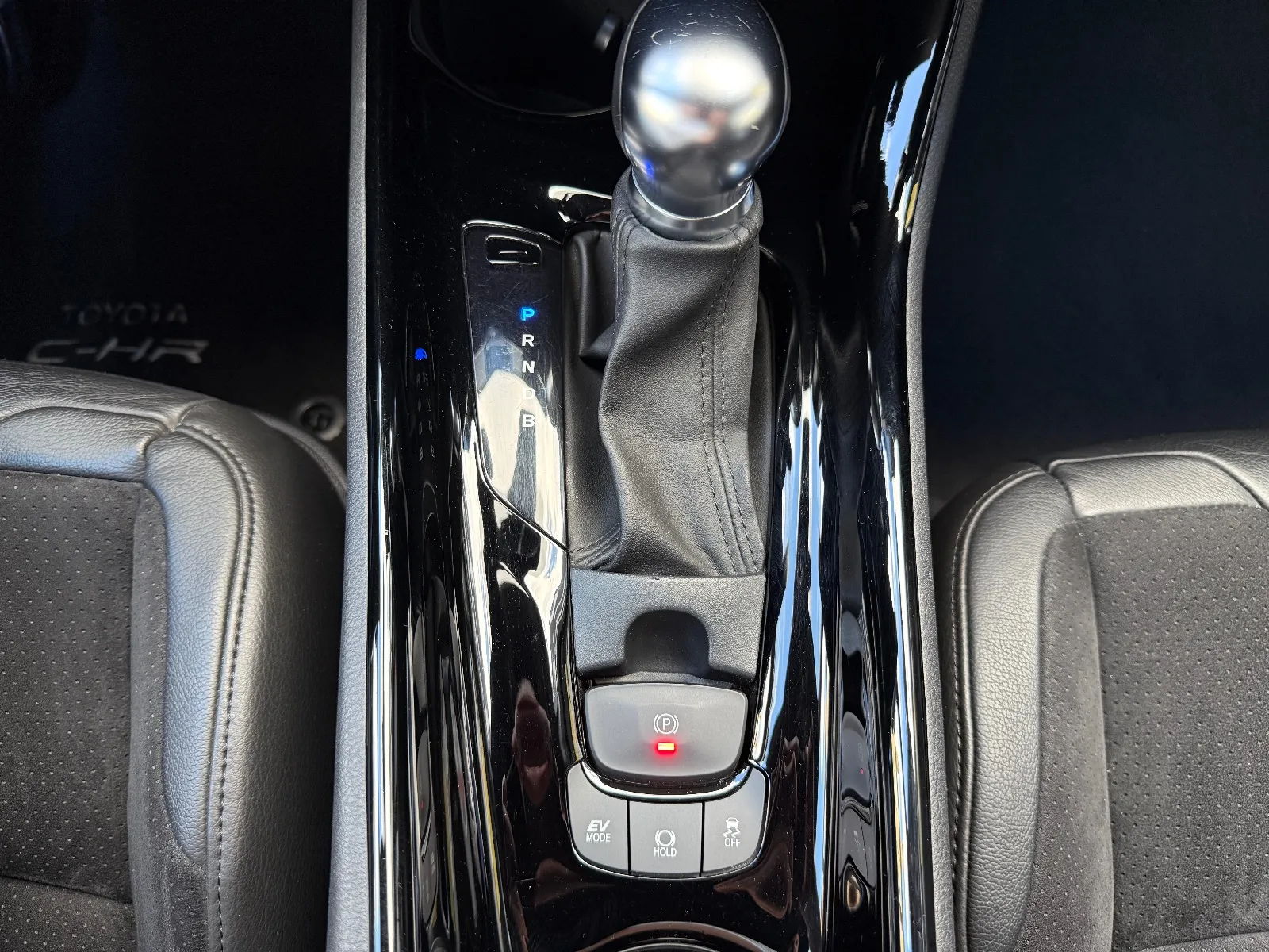 Photo de TOYOTA C-HR HYBRIDE MY22