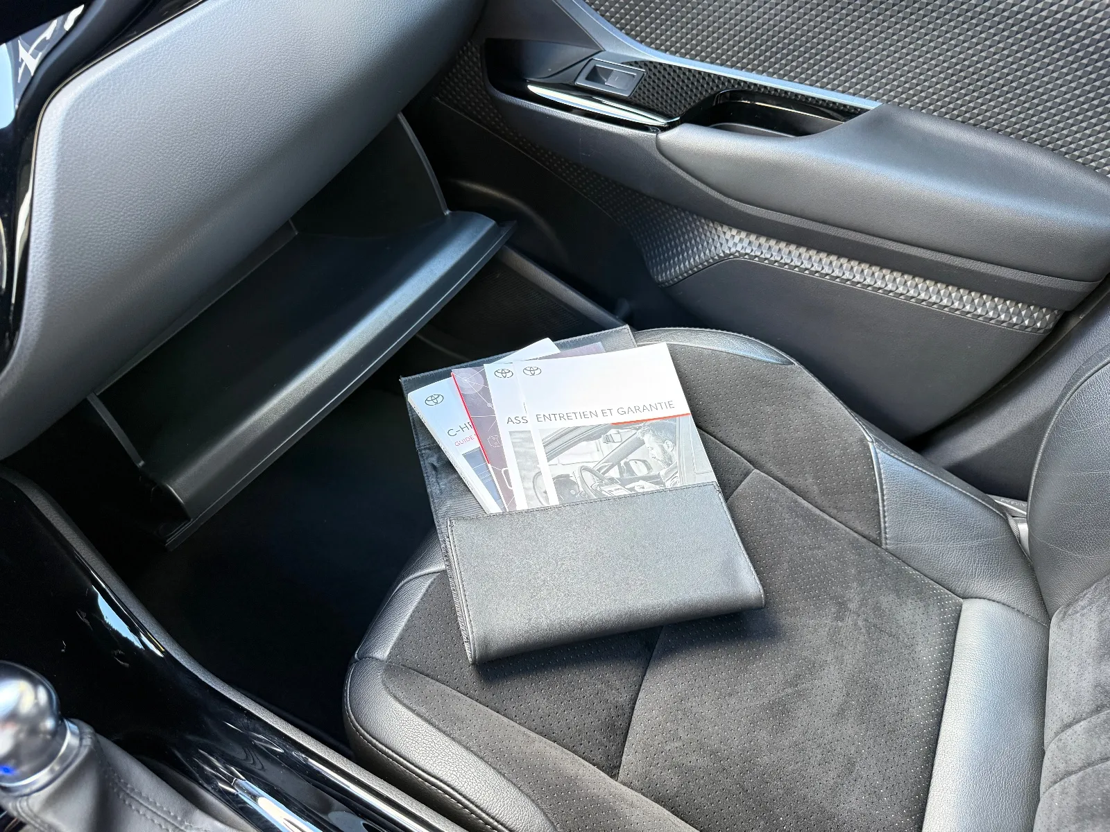 Photo de TOYOTA C-HR HYBRIDE MY22